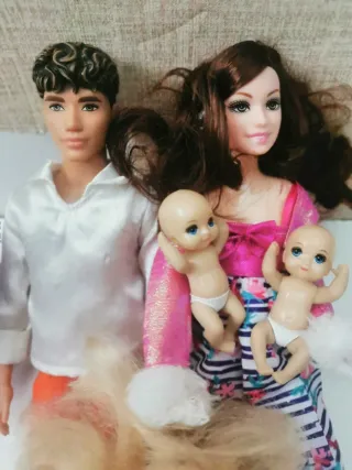 Muñeca embarazada con familia