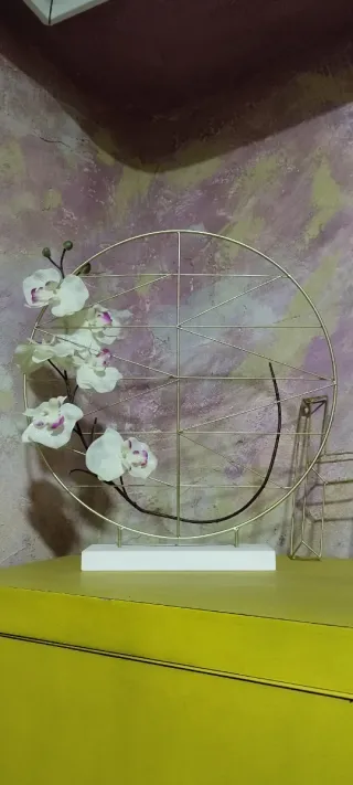 Decoración floral metal dorada