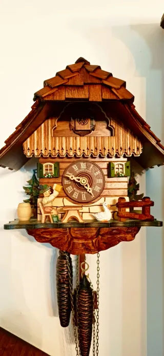 Orologio a cucù in legno intagliato