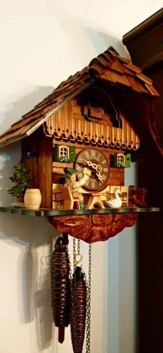 Orologio a cucù in legno intagliato