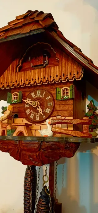 Orologio a cucù in legno intagliato