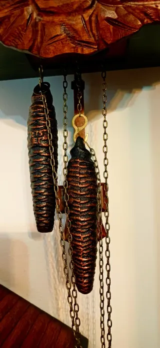 Orologio a cucù in legno intagliato