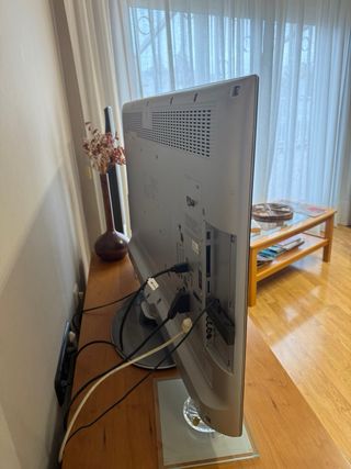 Televisión Panasonic TX-L42D25E con pie giratorio.