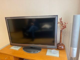 Televisión Panasonic TX-L42D25E con pie giratorio.