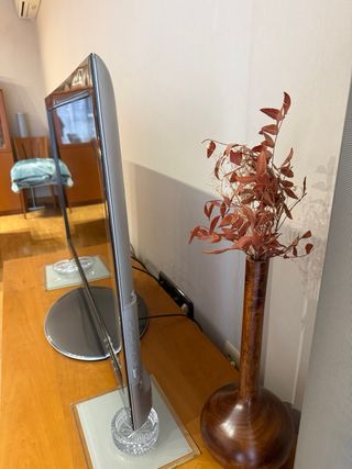 Televisión Panasonic TX-L42D25E con pie giratorio.