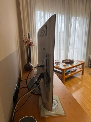 Televisión Panasonic TX-L42D25E con pie giratorio.