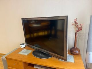 Televisión Panasonic TX-L42D25E con pie giratorio.