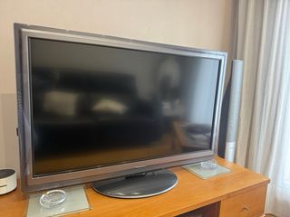 Televisión Panasonic TX-L42D25E con pie giratorio.