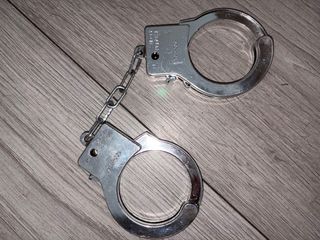 Esposas plateadas de plastico