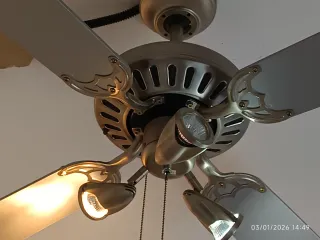 Ventilador de techo con luces.