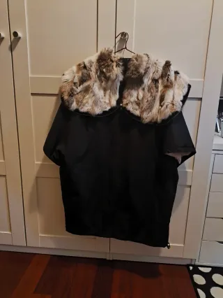 Capa negra con capucha y pelo, talla 3