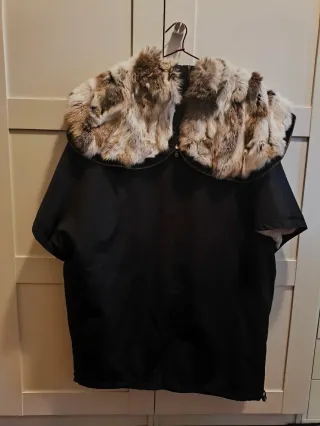 Capa negra con capucha y pelo, talla 3