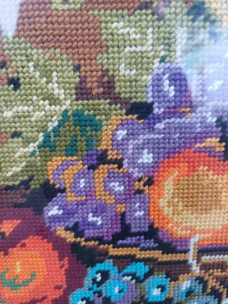 Antiguo tapiz bodegón frutas frutero con uvas pera