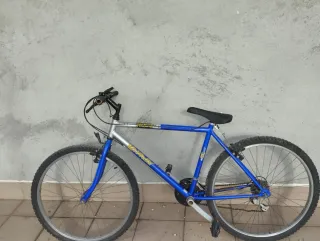 Bicicleta de montaña azul y plateada