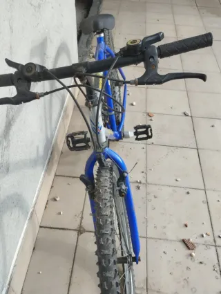 Bicicleta de montaña azul y plateada