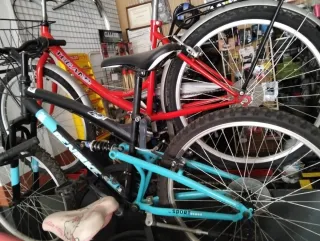 Bicicleta negra con franjas azules