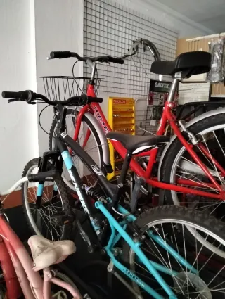 Bicicleta negra con franjas azules