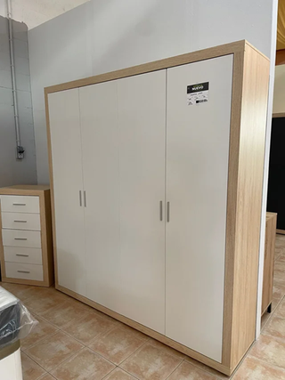 ENVIAMOS A CASA Armario 4 puertas beige y blanco