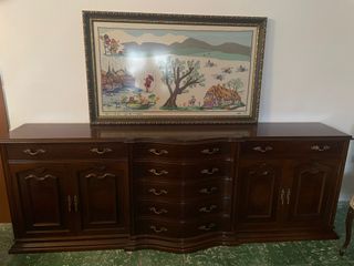 Aparador Clásico Nogal con Tiradores Dorados