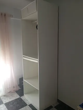 Armario Ikea blanco con pantalonera