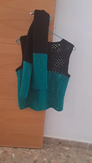 Chaleco y bufanda tejidos