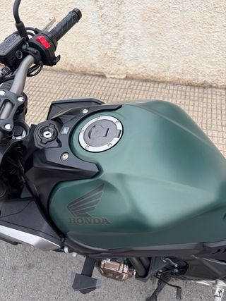 Honda CB650R Verde Oscuro y negro