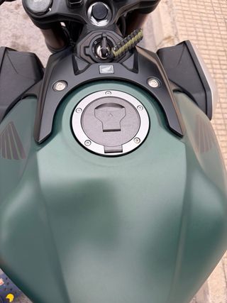 Honda CB650R Verde Oscuro y negro