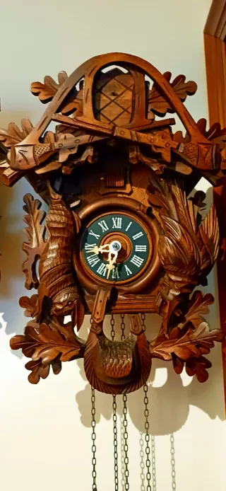 Orologio a cucù in legno intagliato