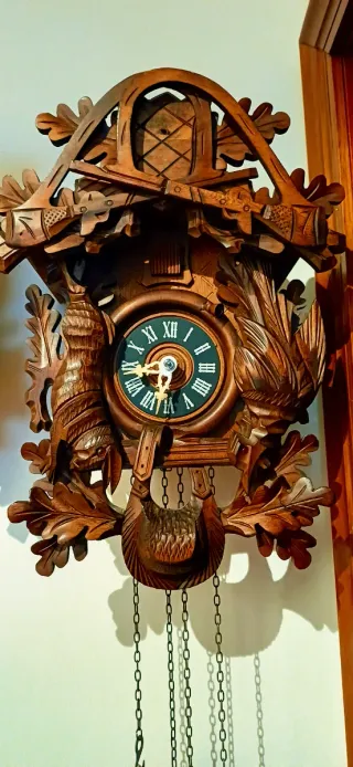 Orologio a cucù in legno intagliato
