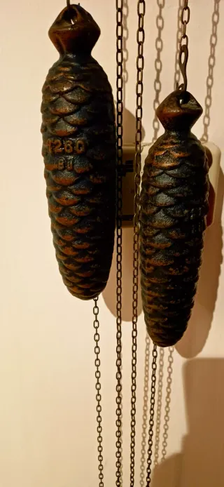 Orologio a cucù in legno intagliato