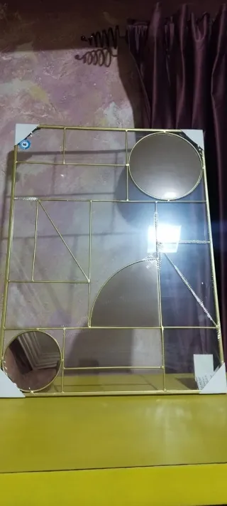 Decoración geométrica dorada con cristal