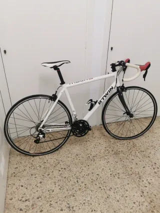 Bicicleta de carretera blanca B'TWIN