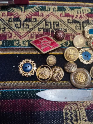 Lote de botones metálicos  antiguos y navaja