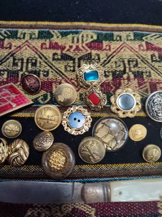 Lote de botones metálicos  antiguos y navaja