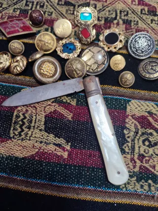 Lote de botones metálicos  antiguos y navaja