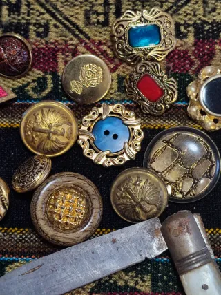 Lote de botones metálicos  antiguos y navaja