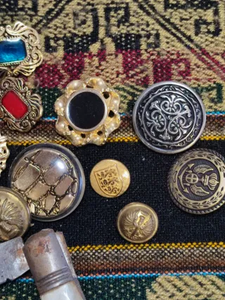 Lote de botones metálicos  antiguos y navaja