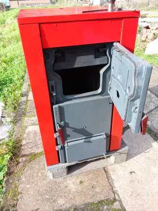 Caldera de leña Buderus roja