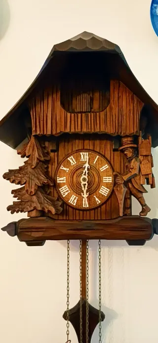 Orologio a cucù in legno intagliato