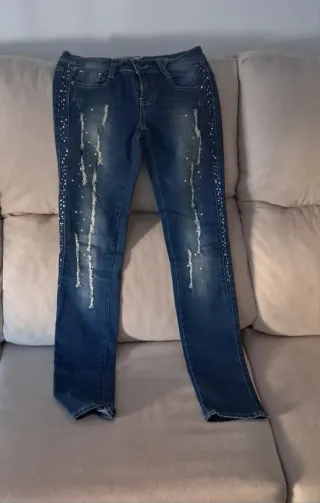 Pantalones vaqueros desgastados con pedrería