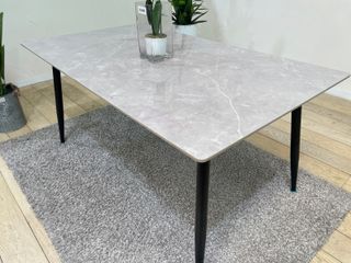 Mesa de Comedor de Cristal Templado con Efecto Mármol y Patas Metálicas