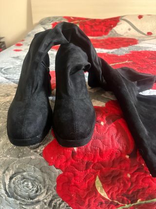 Stivali alti neri sopra ginocchio