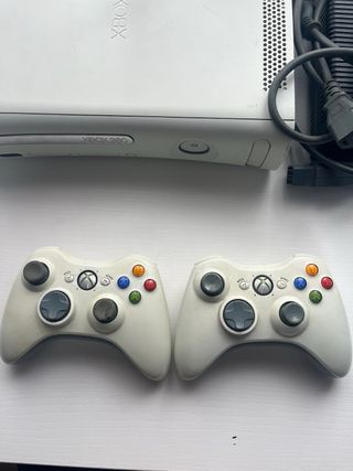 Xbox 360 con 2 mandos y 2 juegos