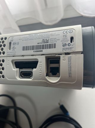 Xbox 360 con 2 mandos y 2 juegos