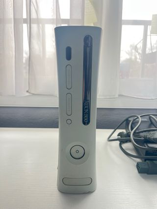 Xbox 360 con 2 mandos y 2 juegos