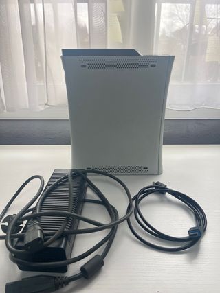 Xbox 360 con 2 mandos y 2 juegos