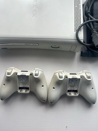 Xbox 360 con 2 mandos y 2 juegos