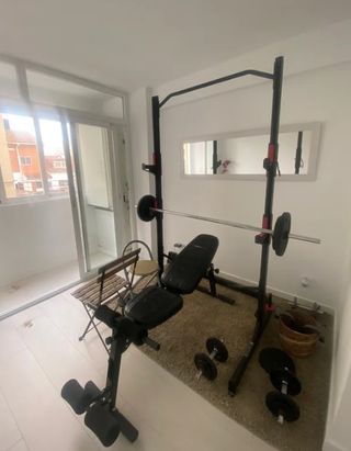 Rack de gimnasio completo con banco
