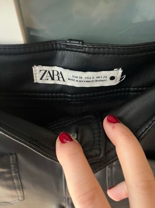 Pantalón efecto piel Zara