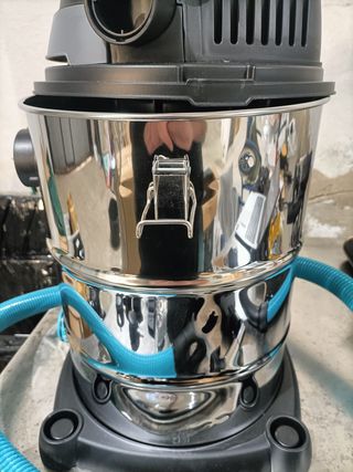 - Cecotec Aspirador de Sólidos y Líquidos de Met